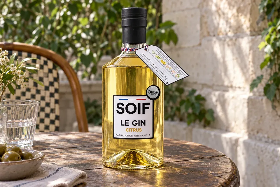 SOIF Citrus sur une table en terrasse